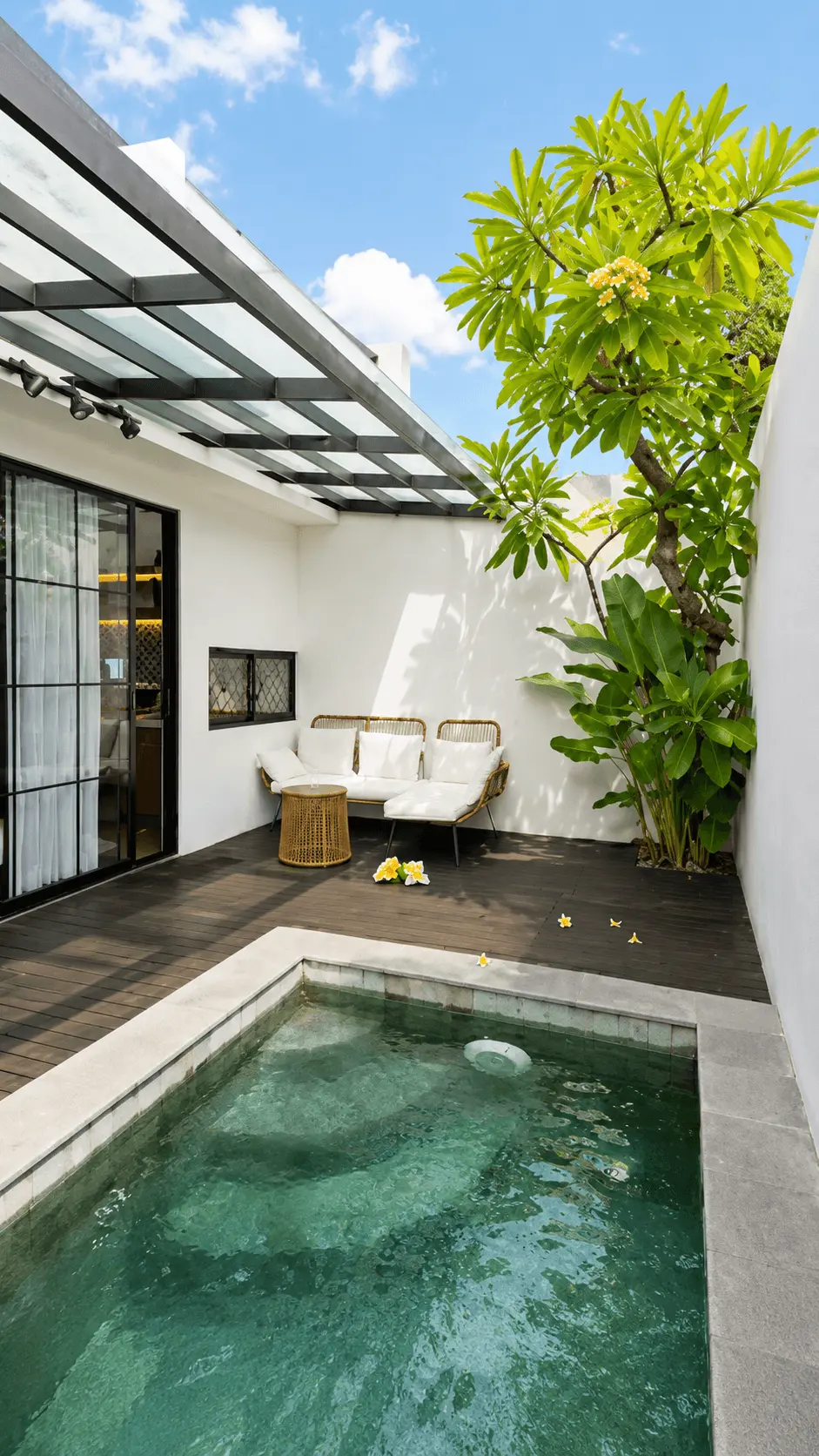 Kolam renang Adyaraka Villa